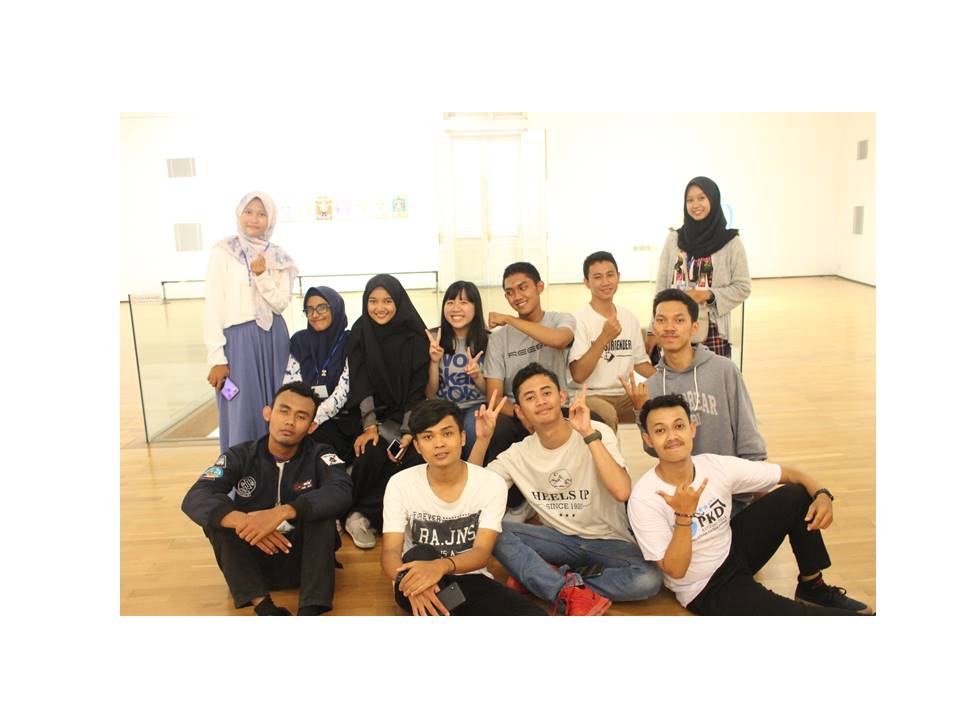 D-3 Foto bersama peserta SUMMIT saat kunjungan ke Semarang Art Gallery
